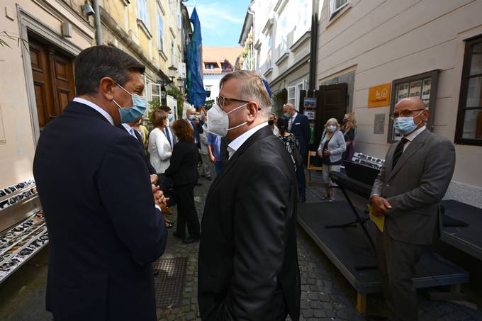 Predsednik republike Borut Pahor položil nov "spotikavec" žrtvam holokavsta v Ljubljani